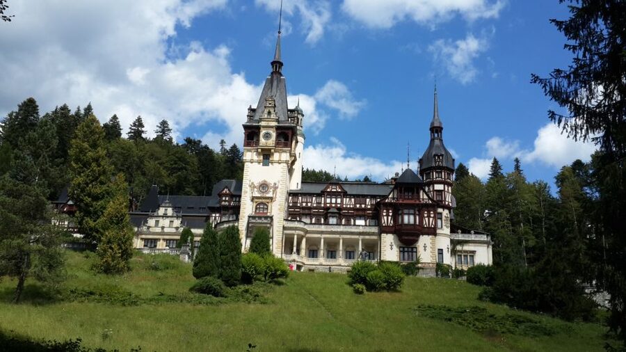 Brasov: Peles Castle, Bran Castle & Rasnov Fortress Day Tour - Bran Castle: strong setting, crowded interior