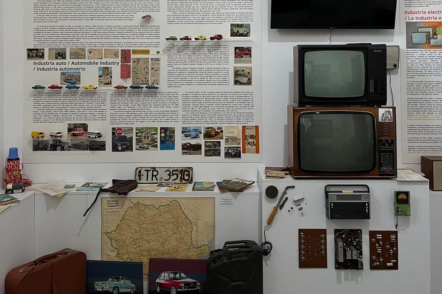 Bucharest: Dinner+Tour at Museum of Communism after closing - Rooms filled with ordinary communist-era objects