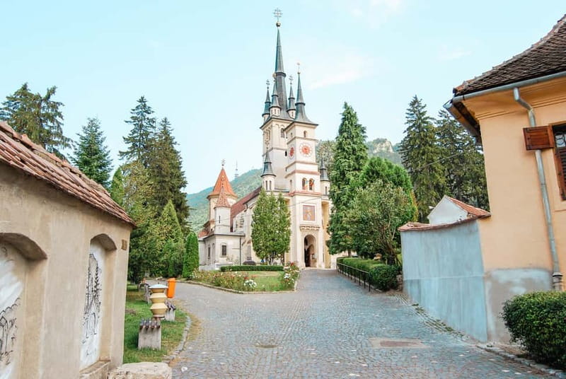 Bucharest: Dracula's Castle, Peleș Castle & Brașov Day Trip - Bran Castle, Dracula, and the difference between fact and fiction