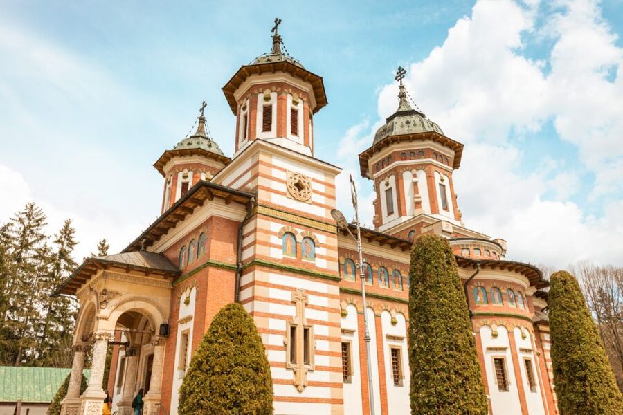 Bucharest: Dracula's Castle, Peleș Castle & Brașov Day Trip - Who should book this experience