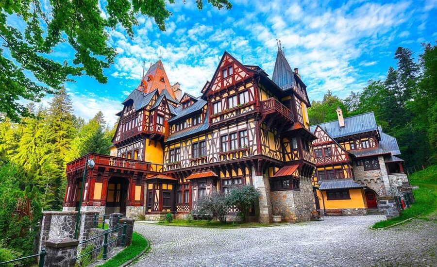 Bucharest: Peles Castle, Bran Castle, & Brasov Old Town Tour - Peleș Castle and the royal setting in Sinaia