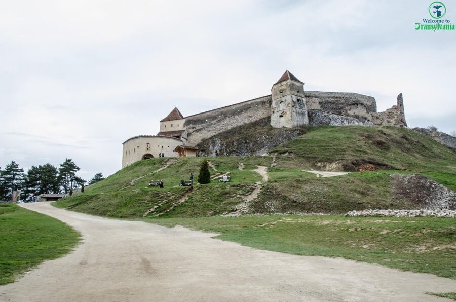Day trip Bran Castle, Rasnov Fortress and Bear Sanctuary - Râșnov Fortress and the well with a dark story