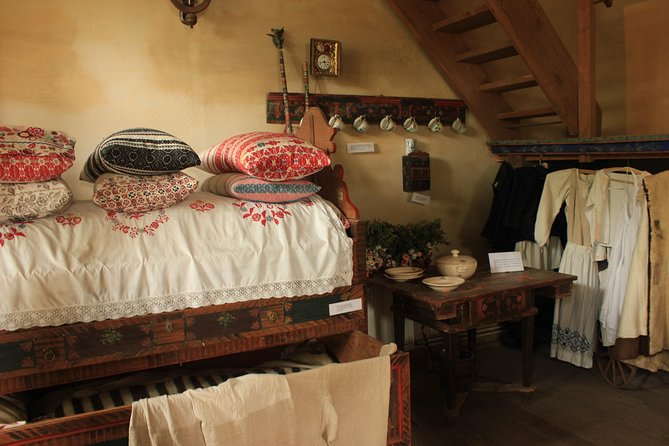 Fortified Church of Viscri and Sighisoara in Spanish (native Spanish guide). - Entering Viscri’s fortified church