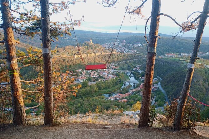 Hike Bulgaria Love Swing, Veliko Tarnovo and Tarevet Fortress - Hiking from Arbanasi to the Love Swing