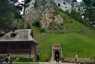Libearty Bear Sanctuary and Dracula’s Castle – Day Tour from Bucharest