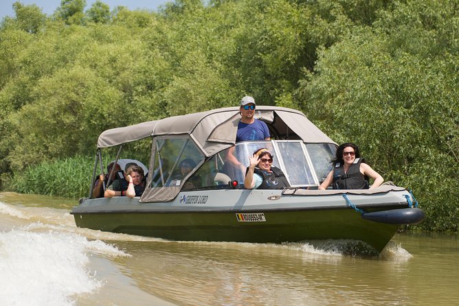 PRIVATE 4-5h speedboat tour to the village Mila23 - One hour in Mila23 village